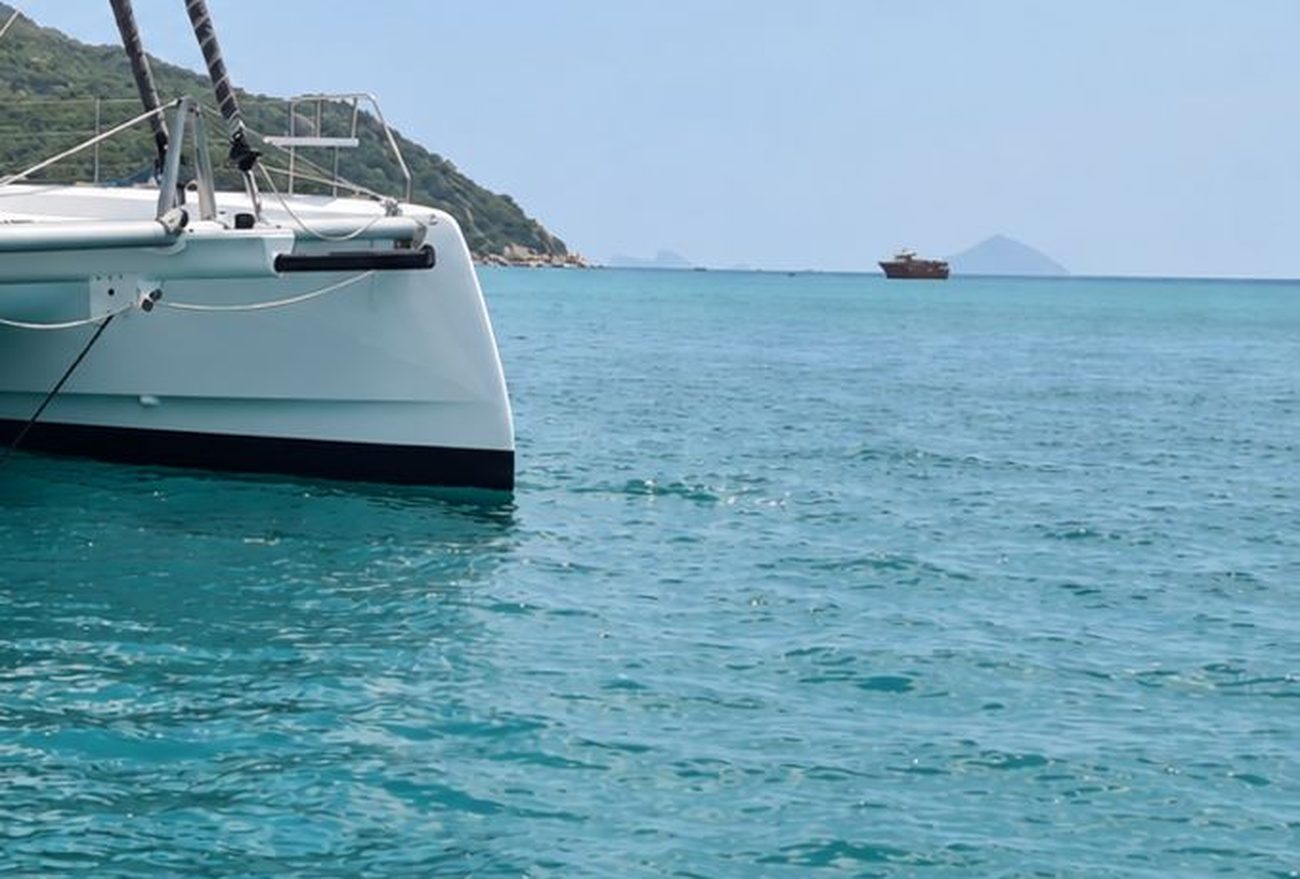 Der Bug vor Anker in türkisem Wasser