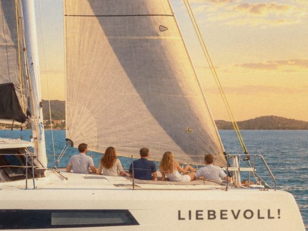 Gäste auf dem Vordeck der LIEBEVOLL! unter Segeln